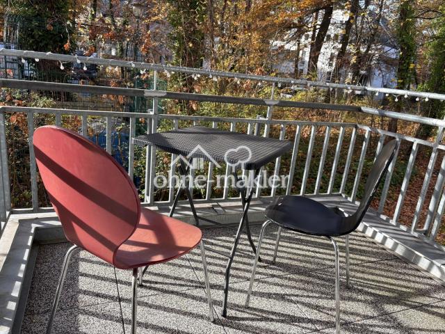 Balkon mit Tisch und Stühlen