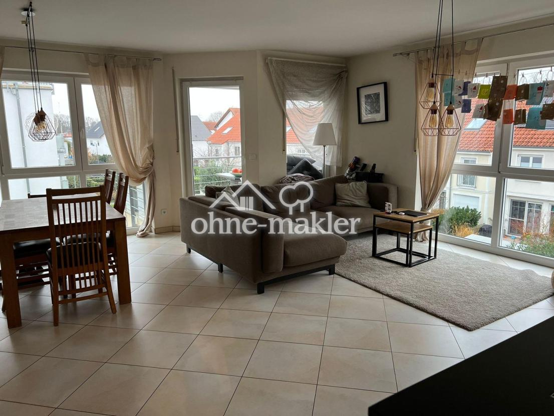 lichtdurchflutetes  Wohnzimmer