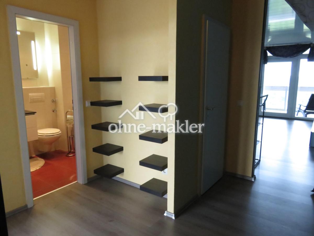 Flur/Blick ins Bad + Wohnz.