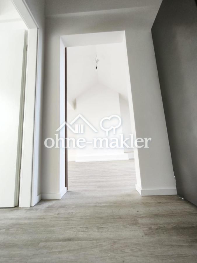 Blick Küche ins Wohnzimmer