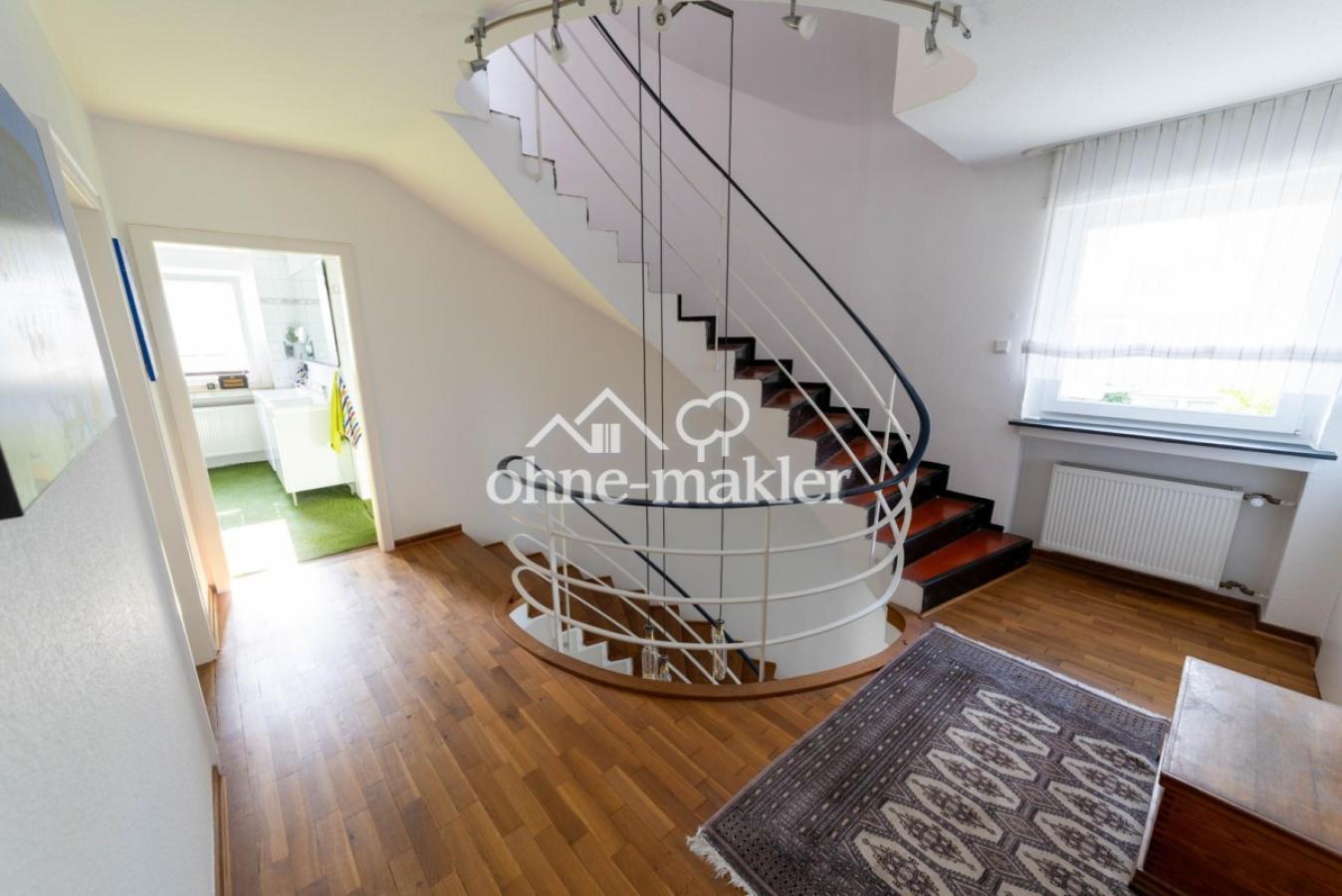 Flur OG mit Treppe zum DG