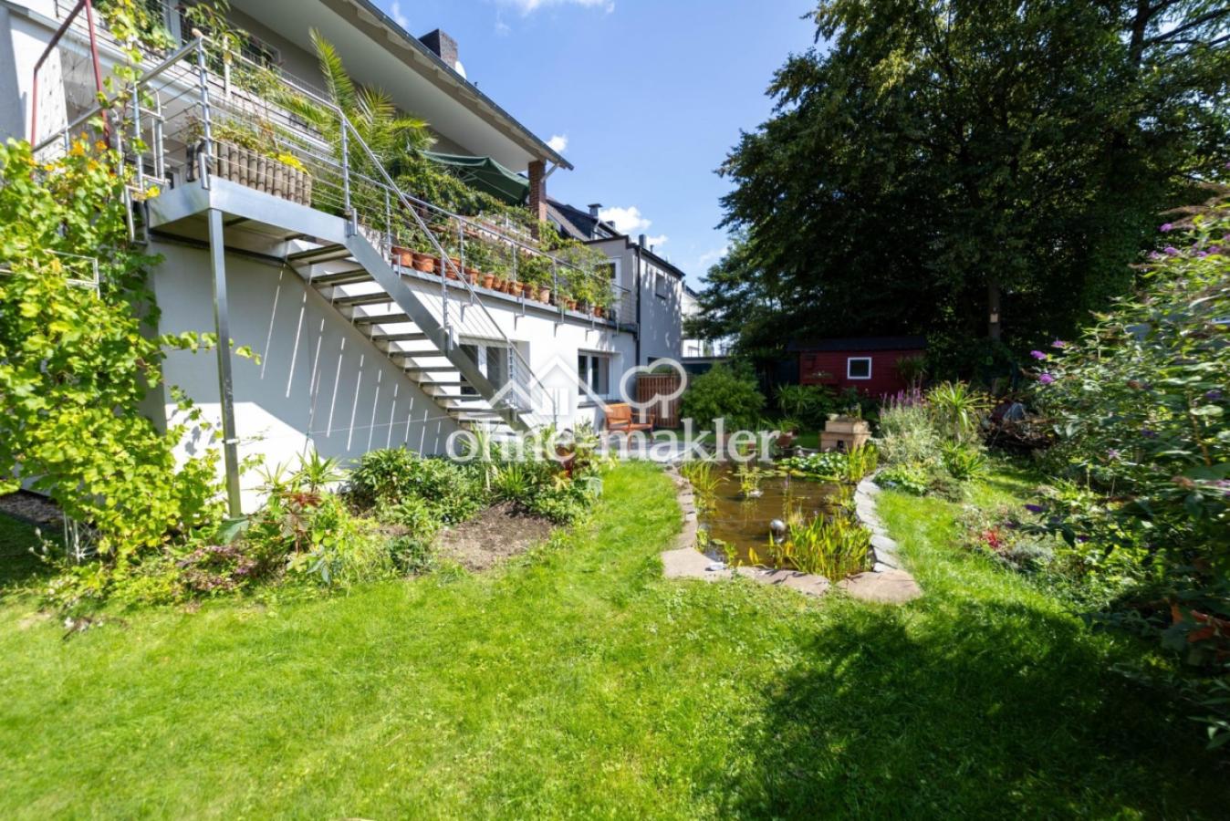 Garten mit Treppe und Teich