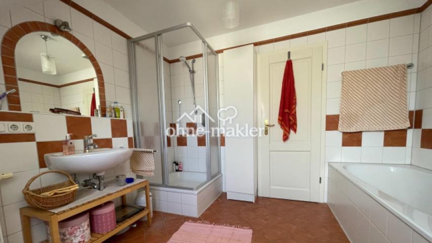 Badewanne und Dusche