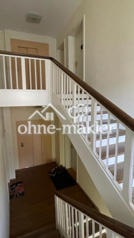 Zwei Eingänge mit Lift