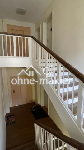 Zwei Eingänge mit Lift