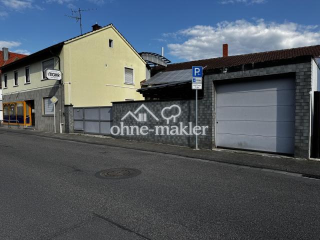 Außenansicht mit Garage