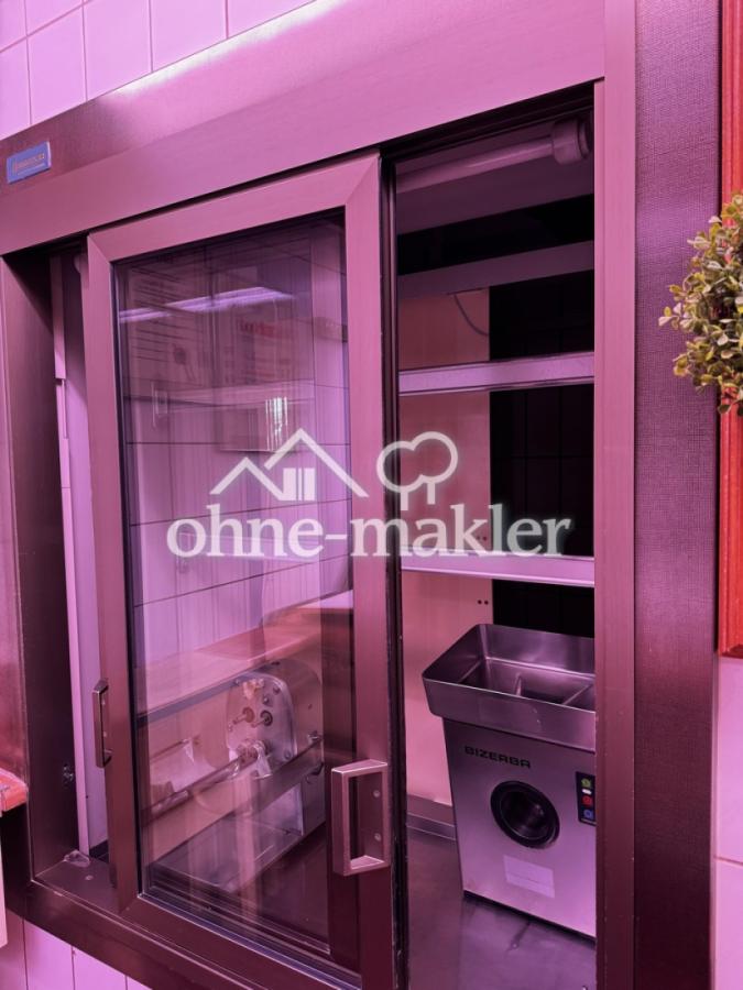 Laden mit Durchreiche Kühlhaus