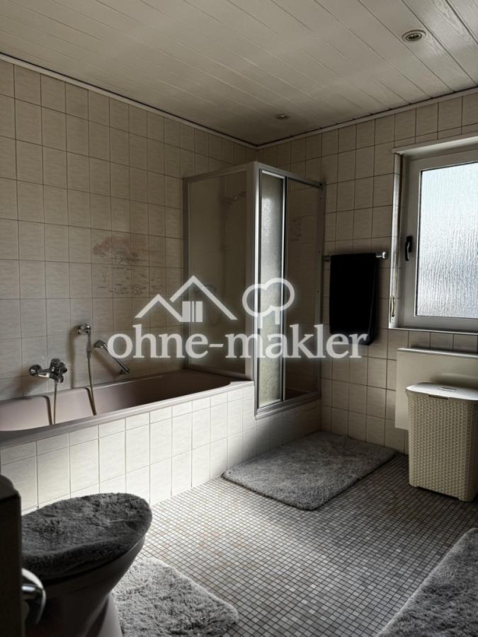 Tageslichtbad mit Badewanne