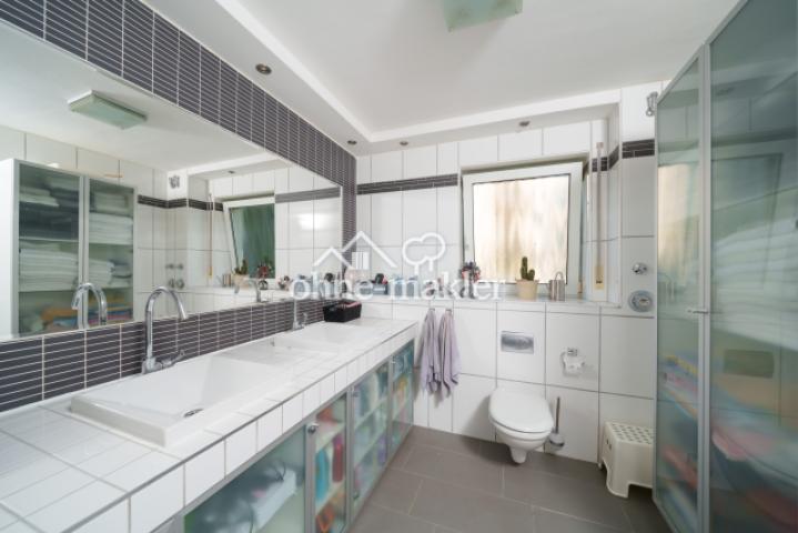 2.OG: Hauptbad - Waschtisch