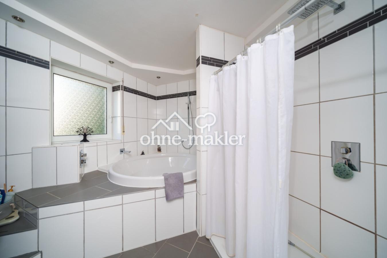 2.OG: Dusche und Rundwanne