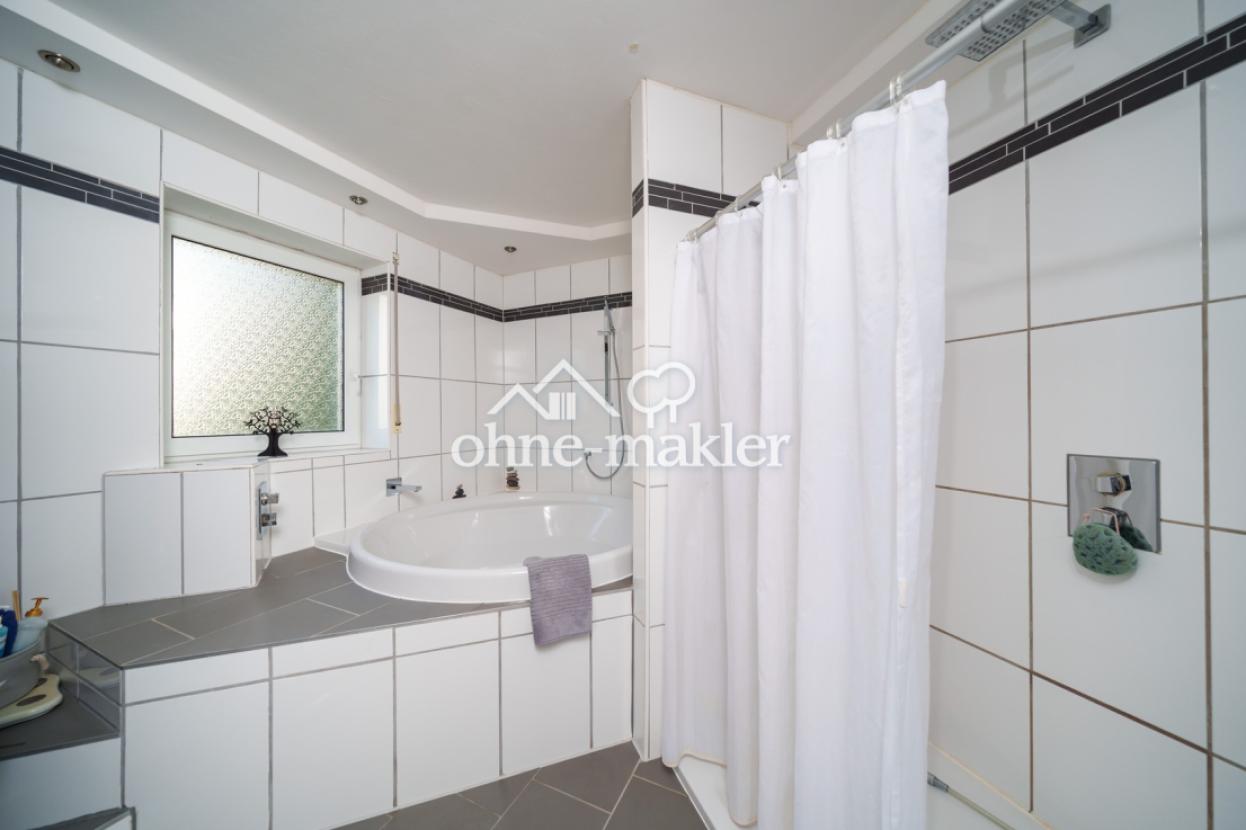 2.OG: Dusche und Rundwanne