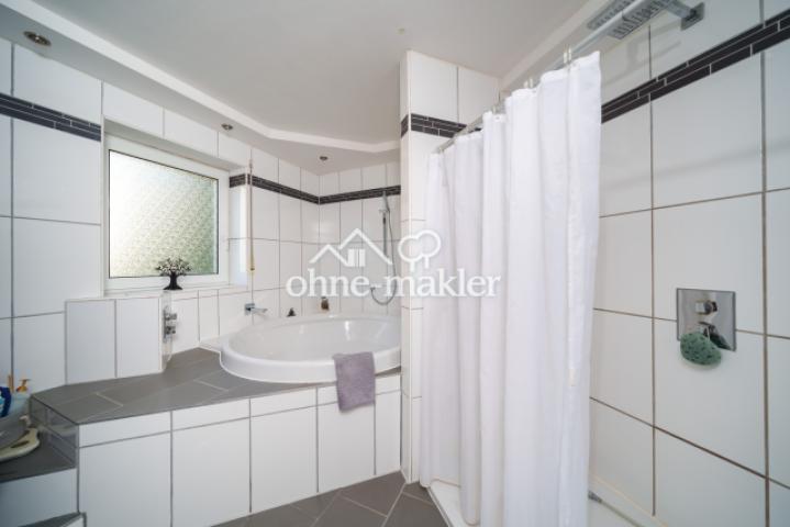 2.OG: Dusche und Rundwanne