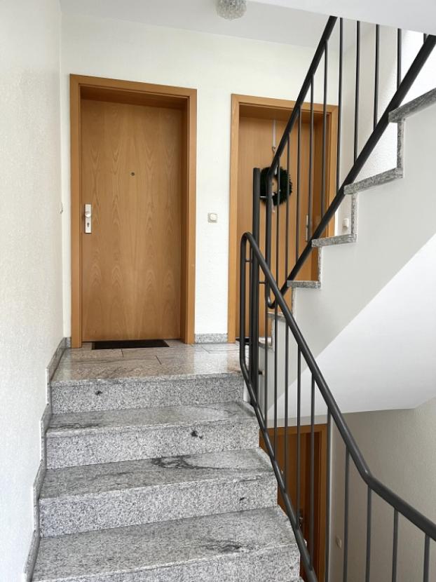 Treppenhaus mit Wohnungseingang