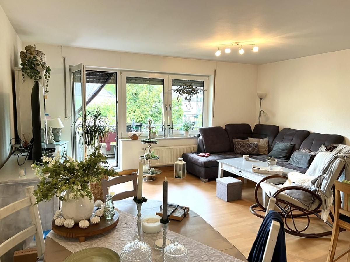 Wohnzimmer mit offener Küche