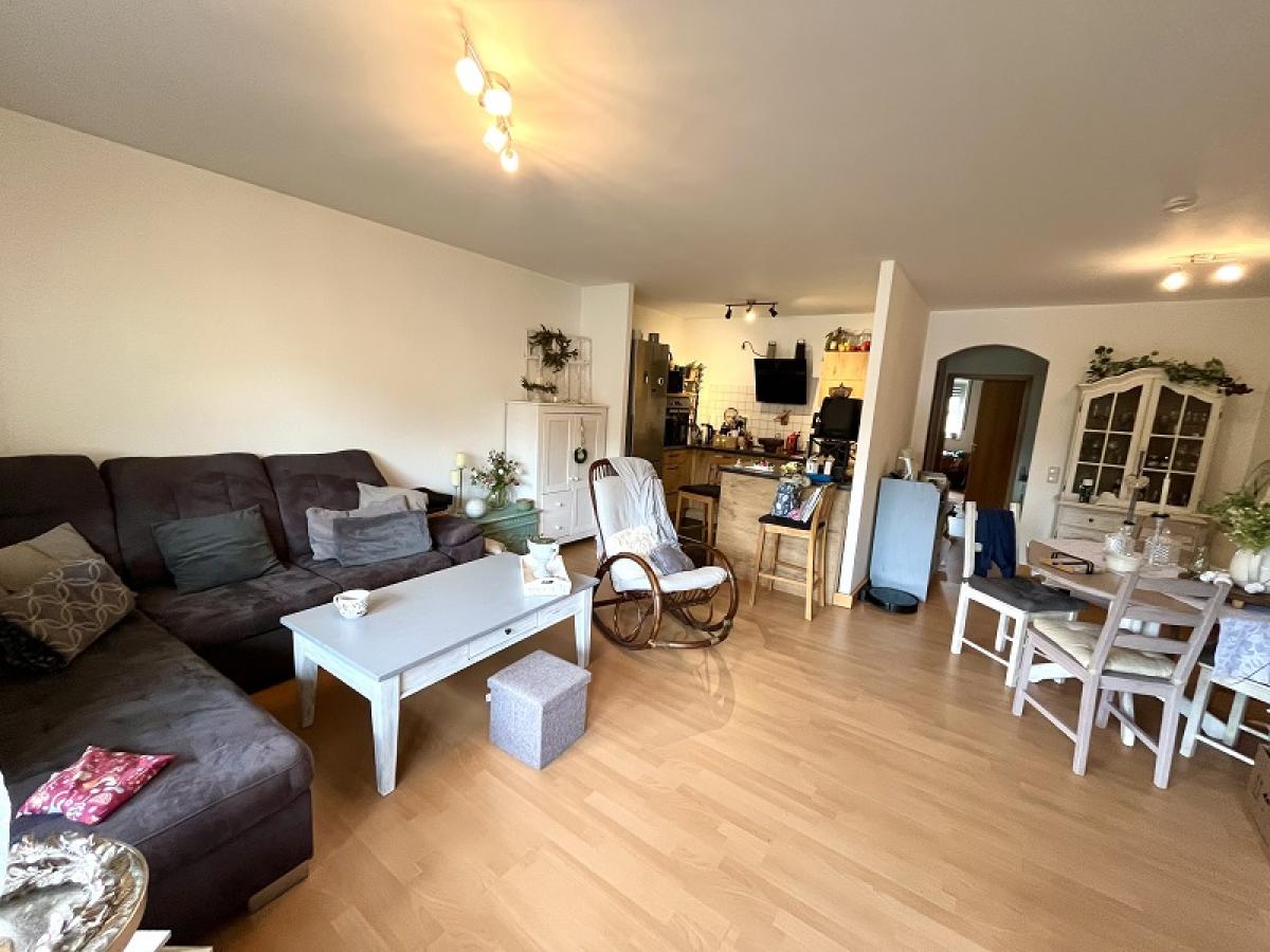 Wohnzimmer mit offener Küche