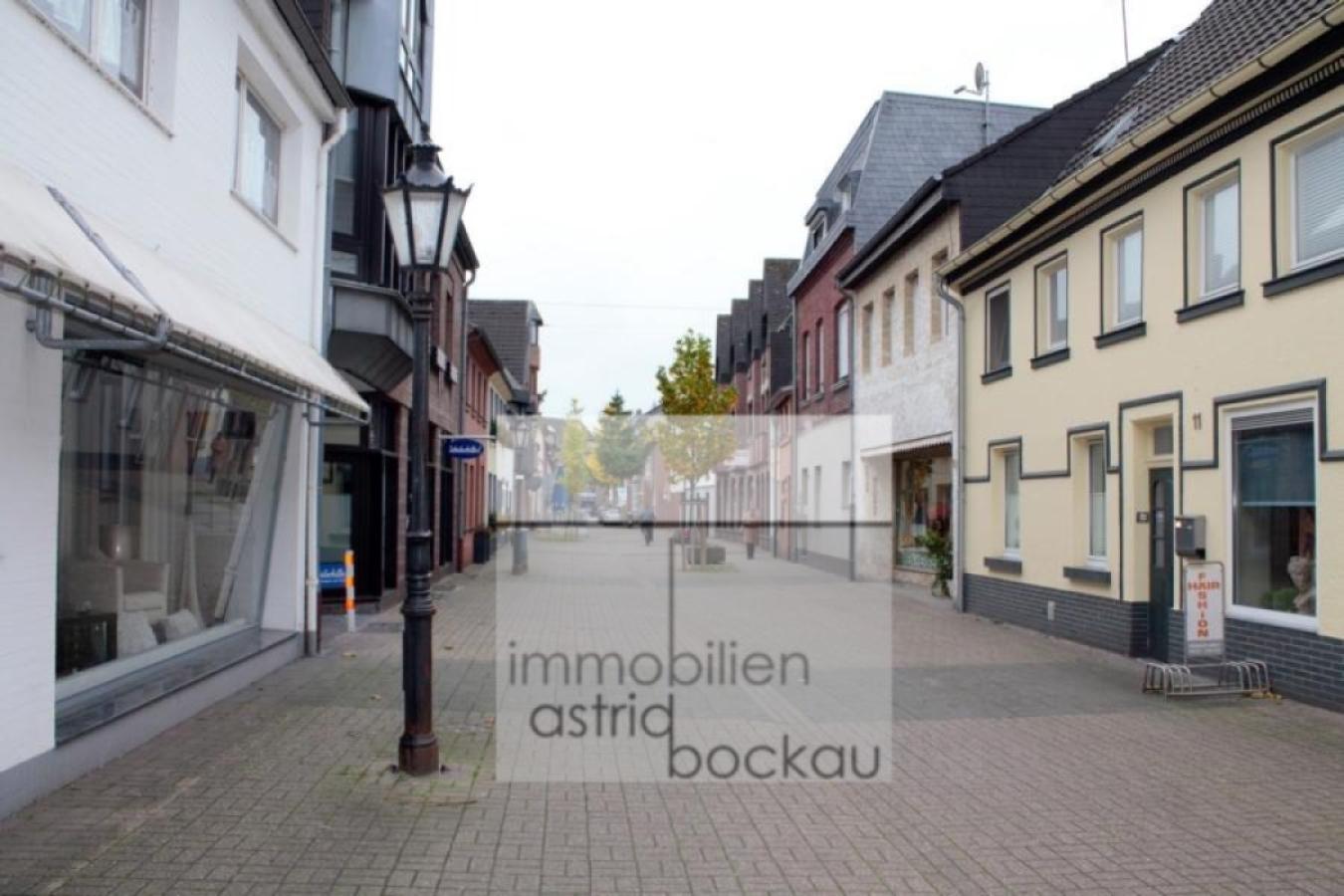 Fußgängerzone mit Haupteingang