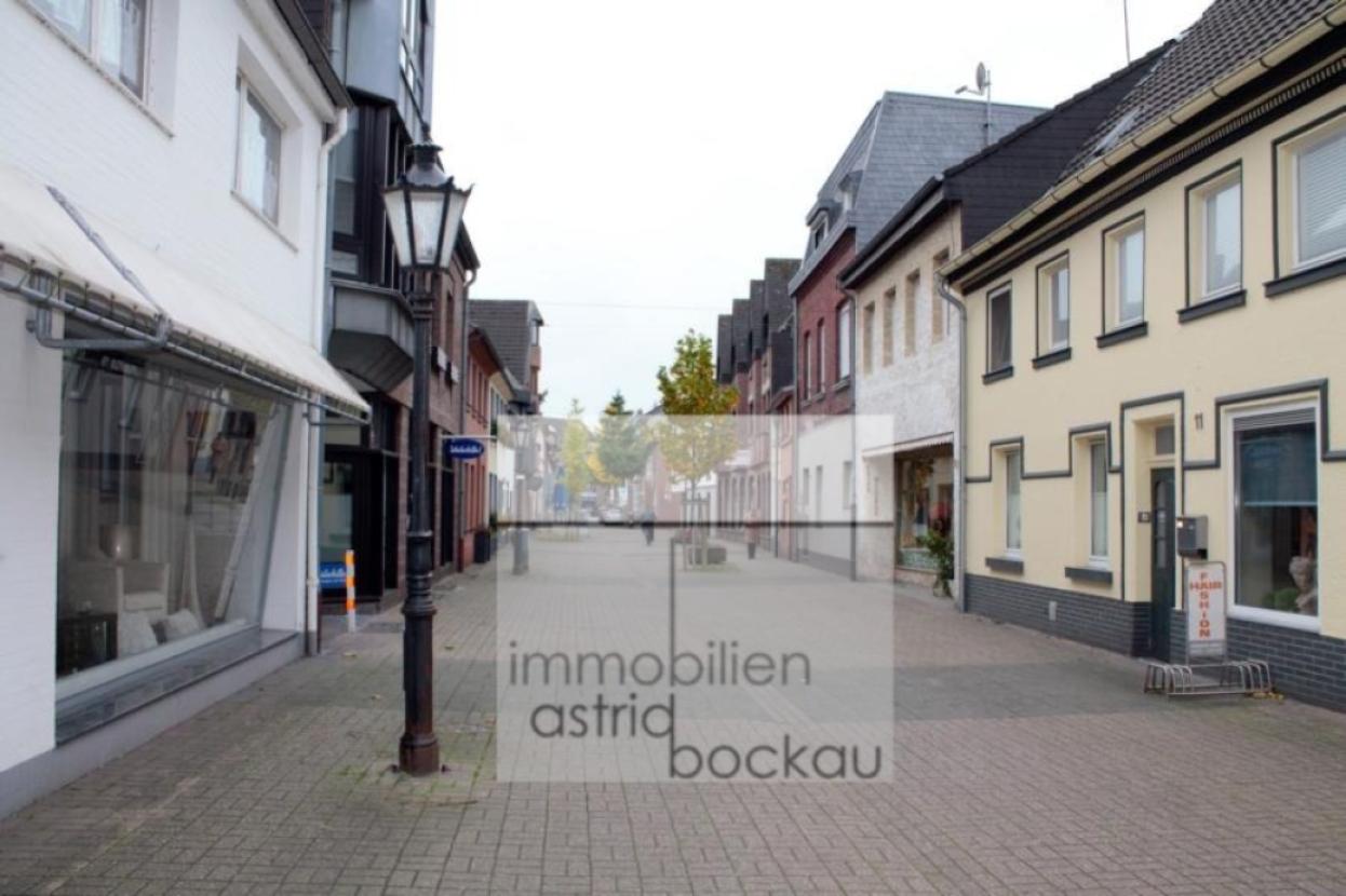 Fußgängerzone mit Haupteingang