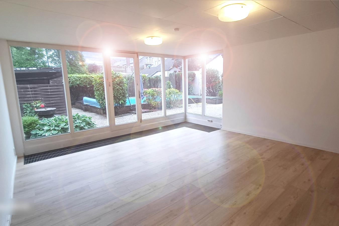 Sonniges Wohnzimmer im Anbau