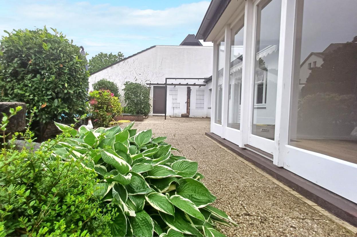 Terrasse am Wohnzimmer des Anbaus und Zugang zur Garage
