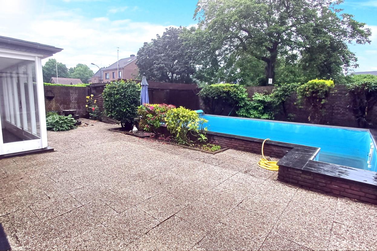 Garten Sonnenseite inkl. Markise, Pool, Terrasse und Carport