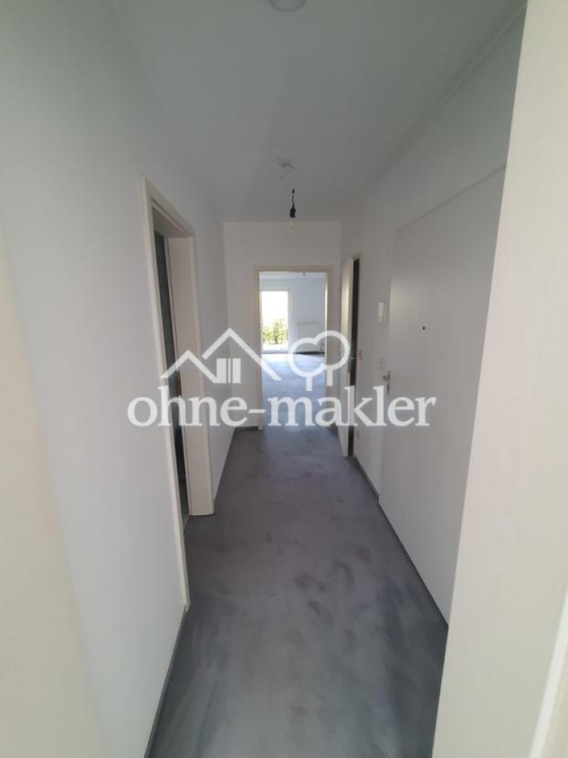 Flur mit Blick zum Wohnzimmer