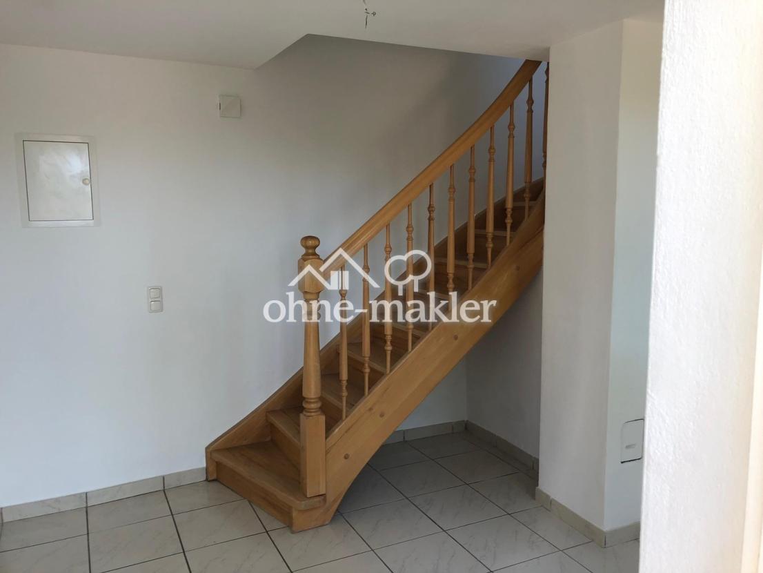 Diele mit Holztreppe nach oben