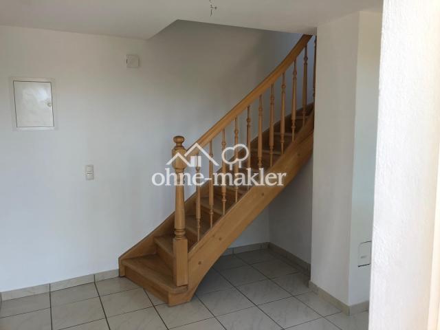 Diele mit Holztreppe nach oben