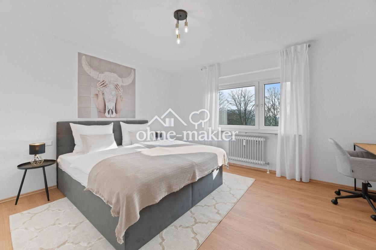 Schlafzimmer mit Boxspringbett