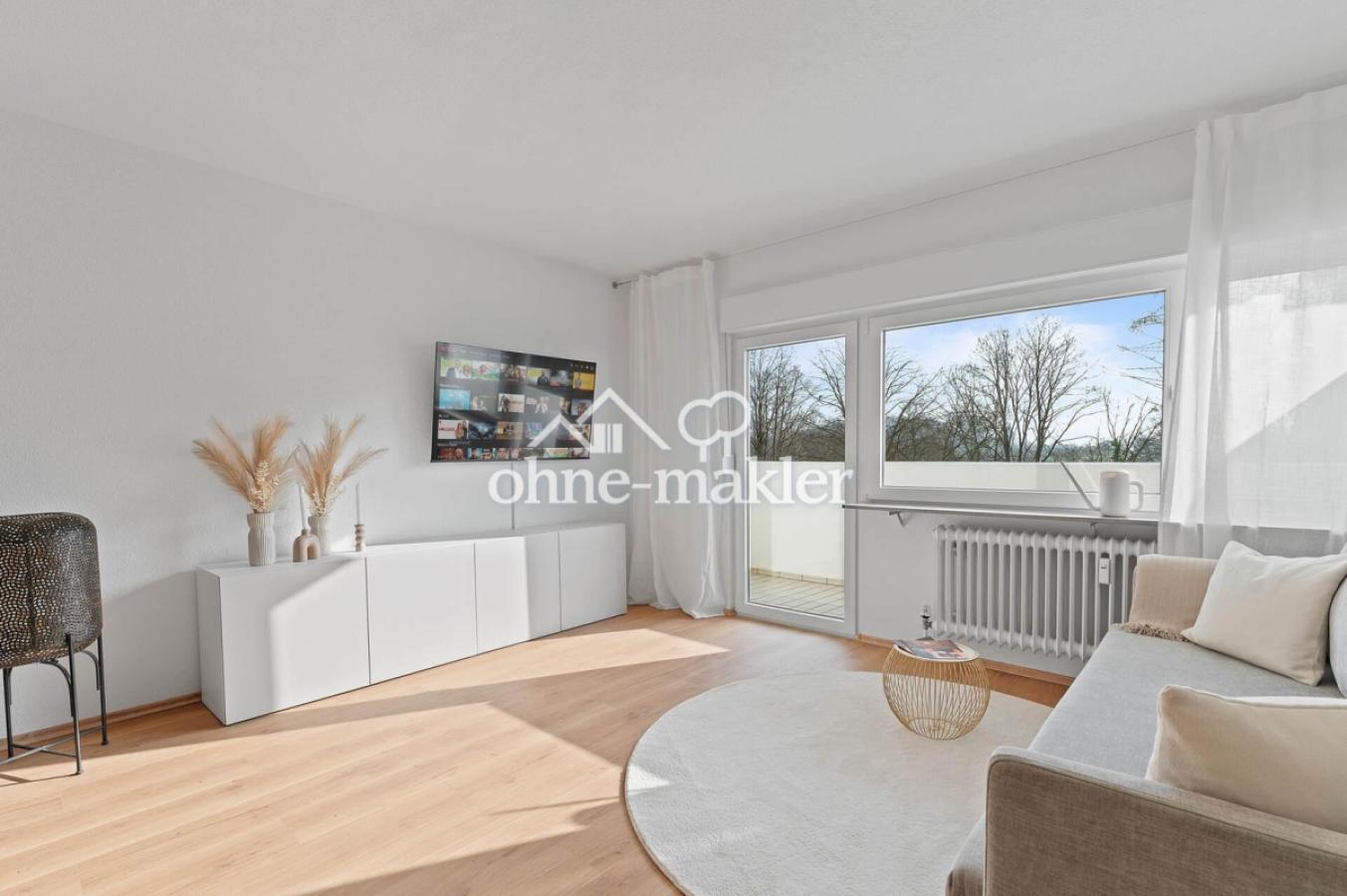 Helles Wohnzimmer mit Smart-TV