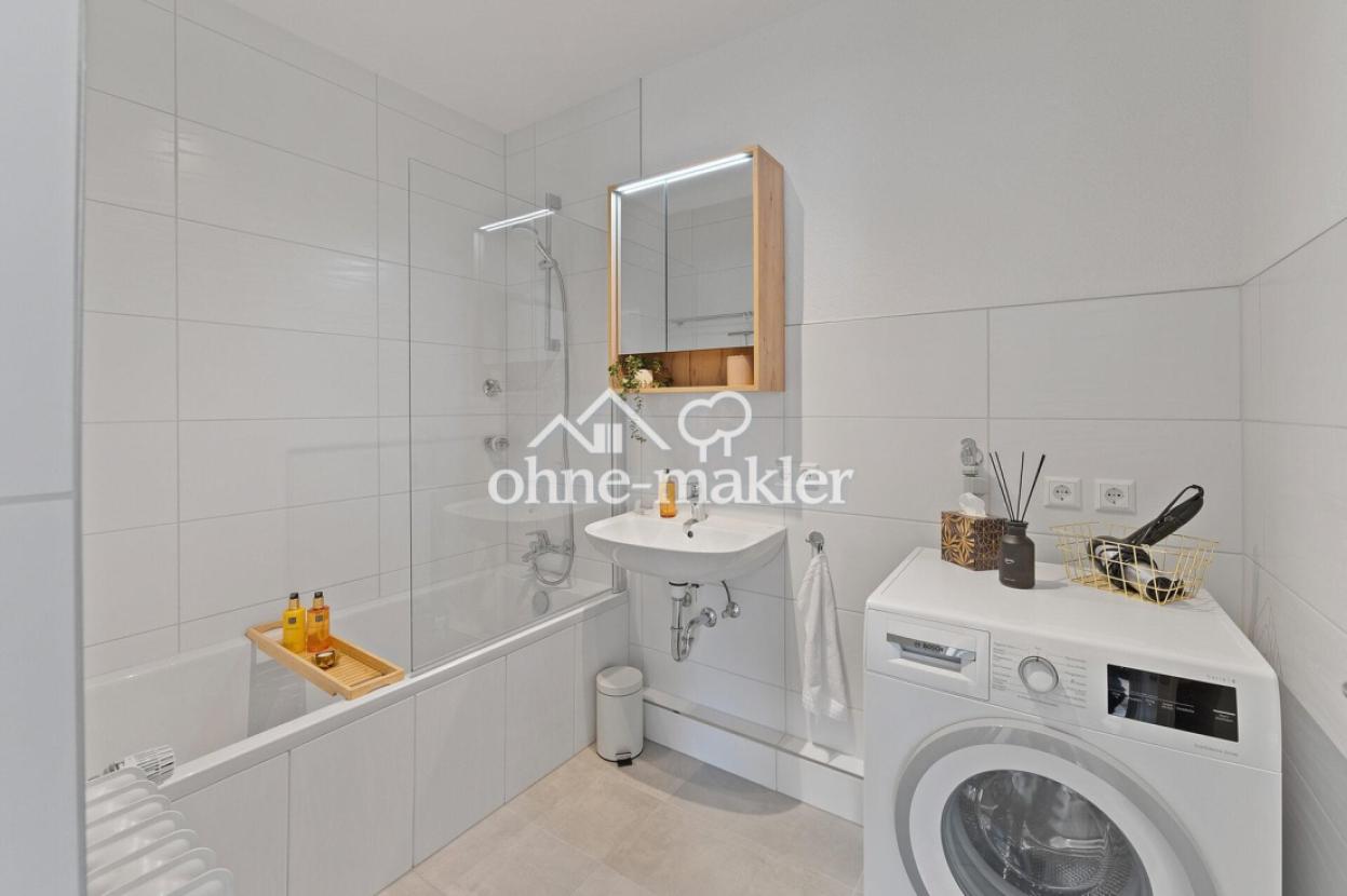 Badezimmer mit Dusche und WaMa