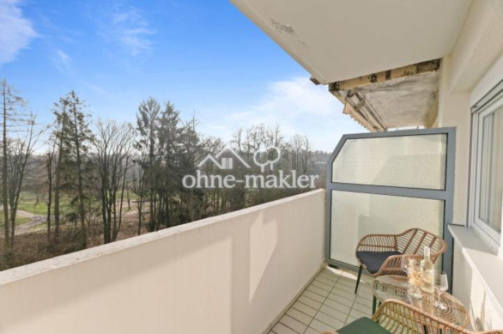 Balkon mit Blick auf den Park