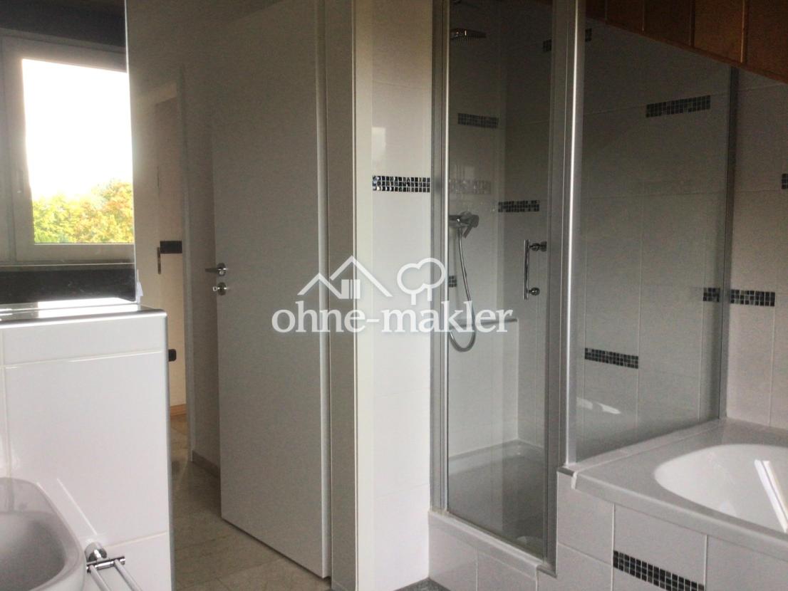 Bad mit Dusche und Wanne