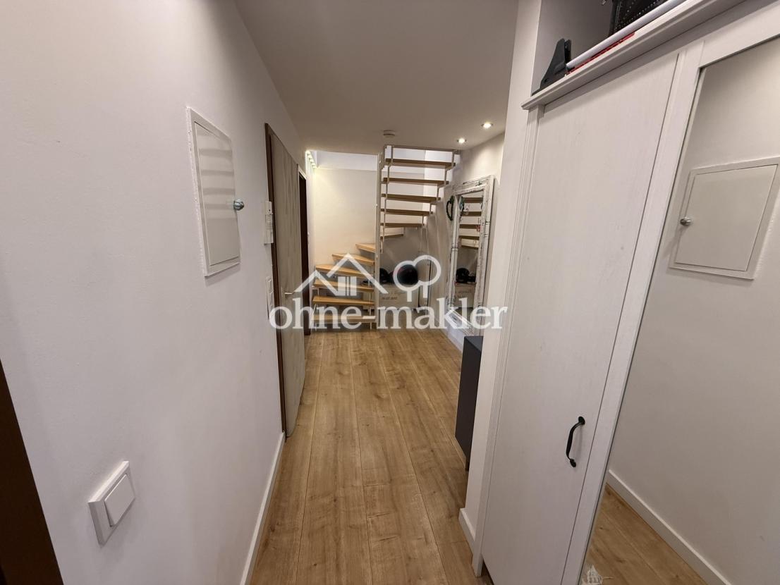 Flur mit Treppe nach oben 