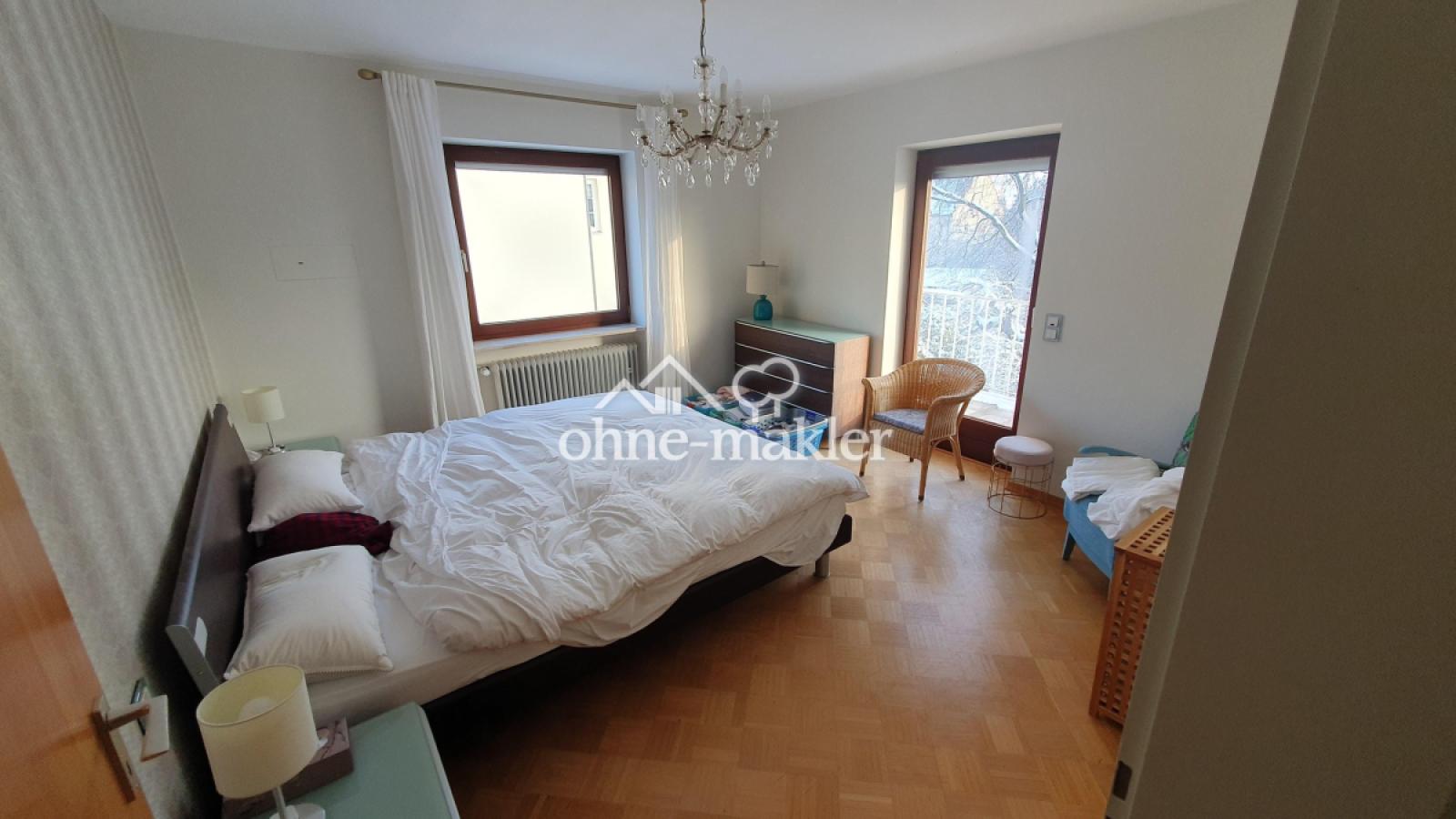 Schlafzimmer mit Balkon Süd