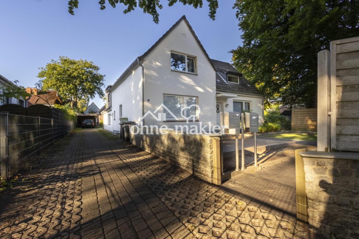 Haus mit Auffahrt zum Carport