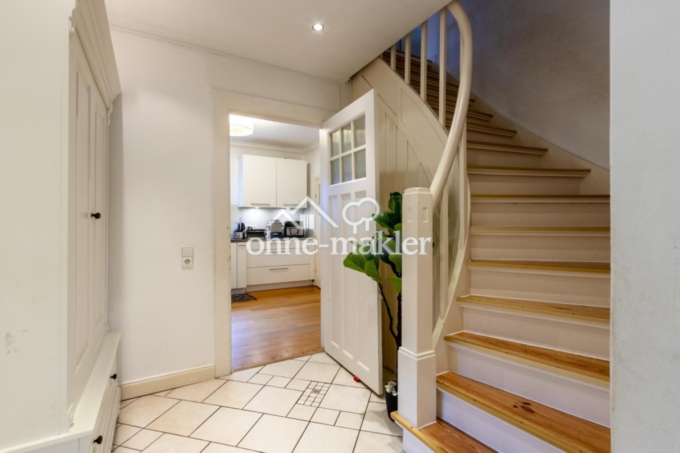 Blick in Küche und auf Treppe 