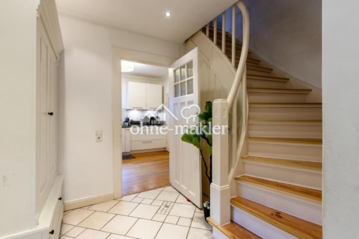 Blick in Küche und auf Treppe 