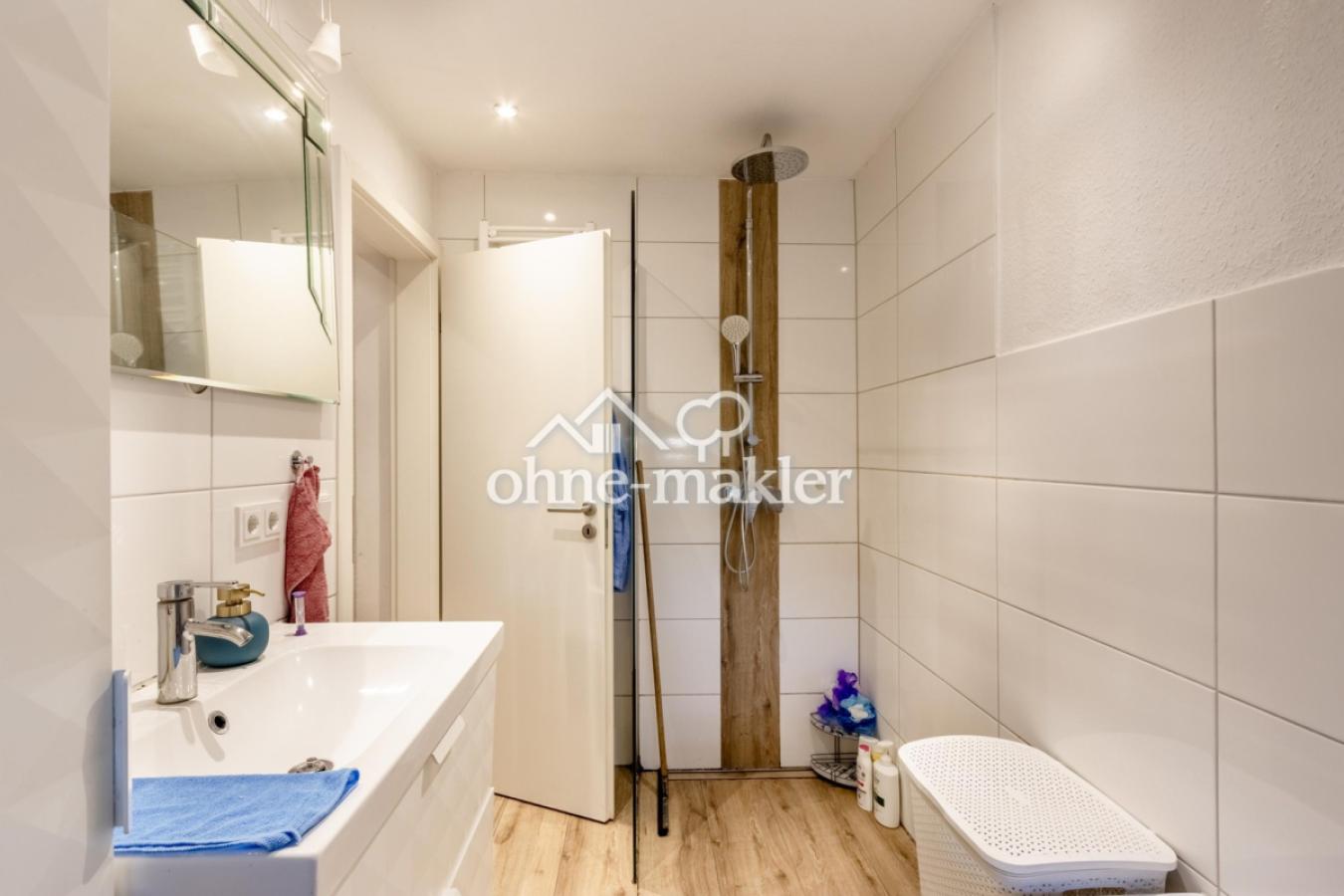 Bad im OG mit Dusche & Wanne