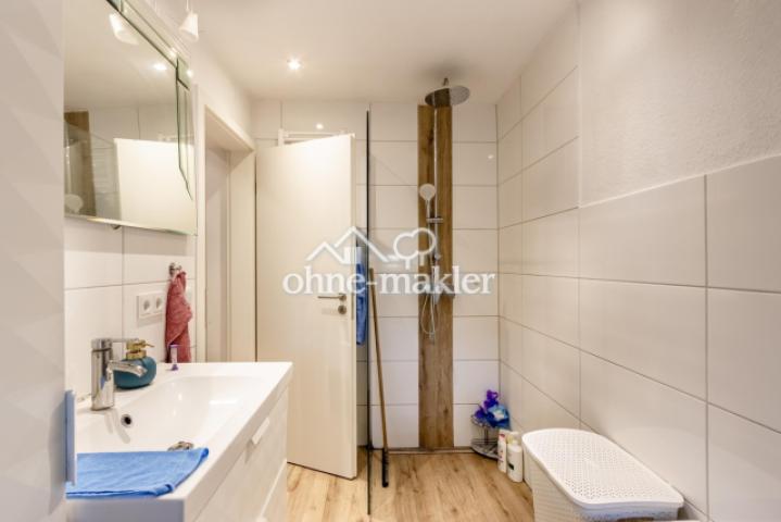 Bad im OG mit Dusche & Wanne