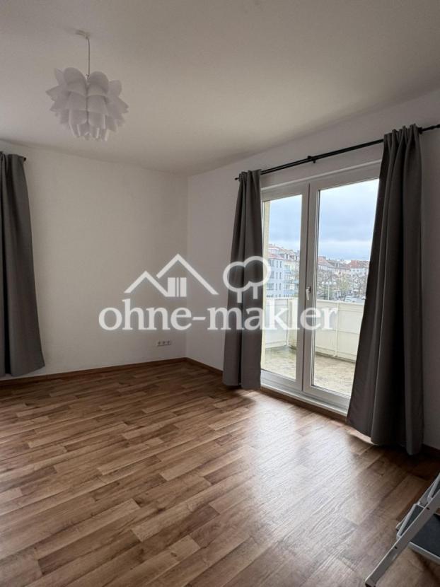 Wohnzimmer mit Balkon