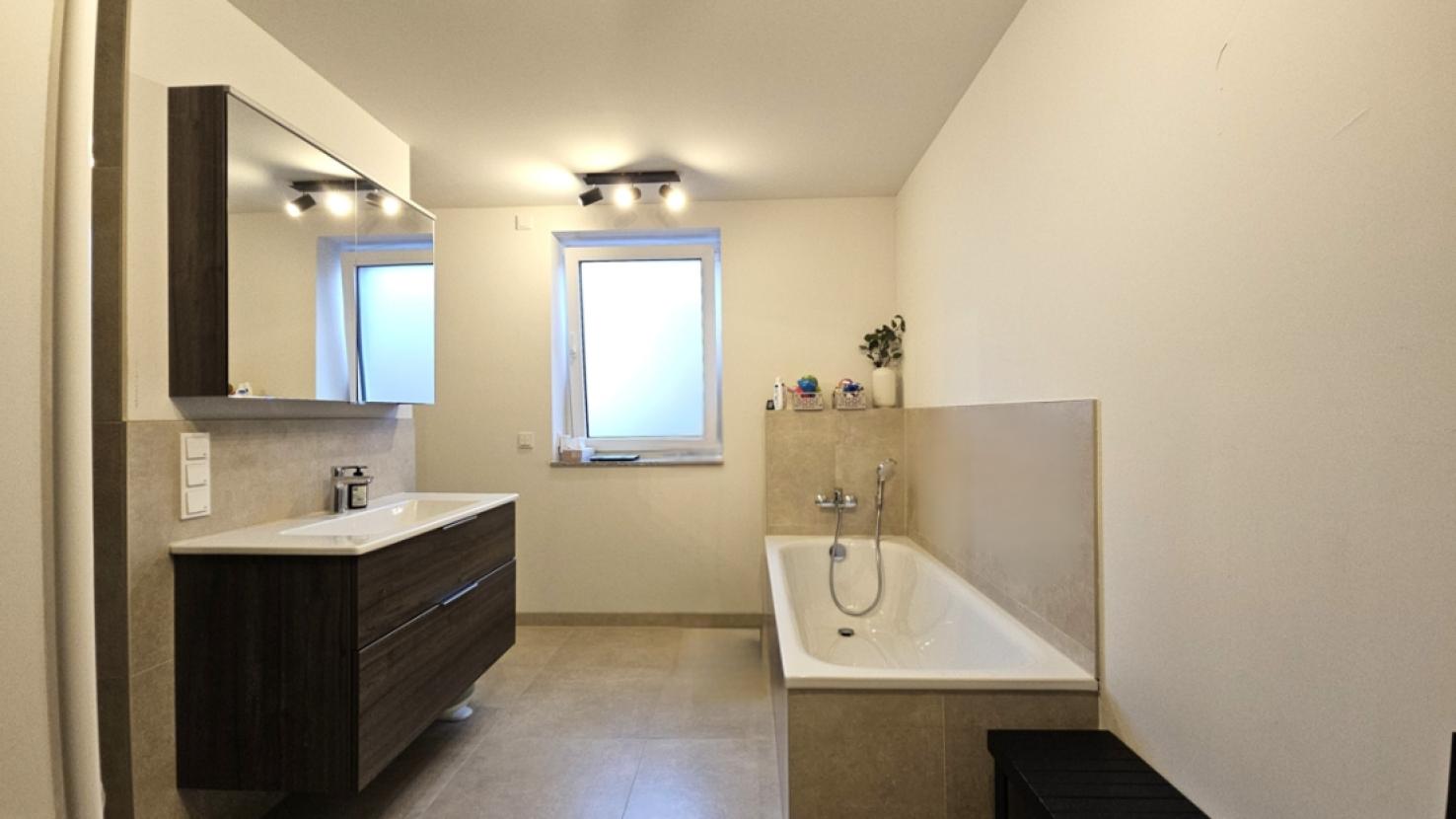 Wannenbad mit Wohnraumfenster