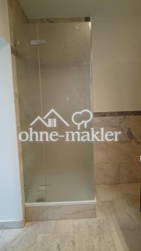 Badezimmer mit Glas-Dusche