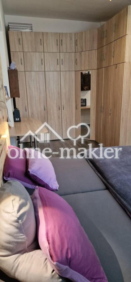 Schlafzimmer mit Tischablage