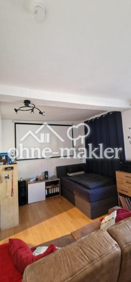 Büro mit ausziehbarer Leinwand