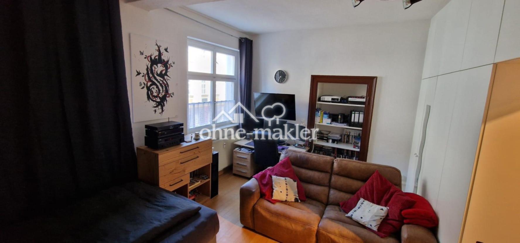 Büro mit begehbarem Schrank