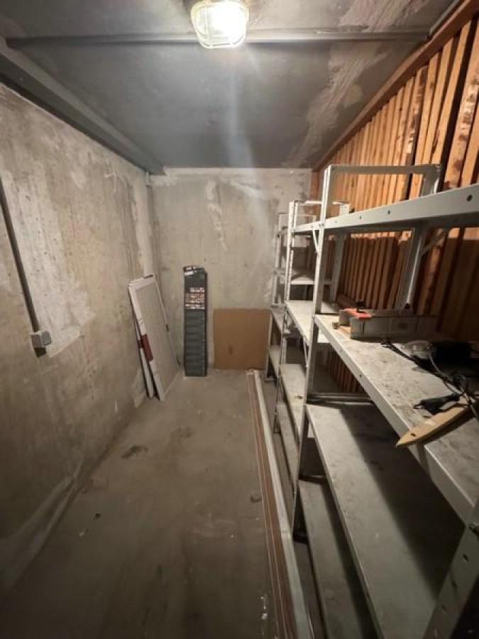 24 großer Kellerraum