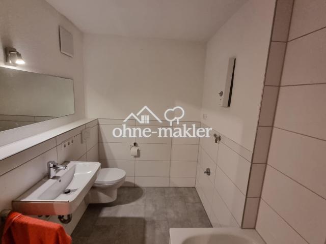 Großes Bad mit Badewanne/WC