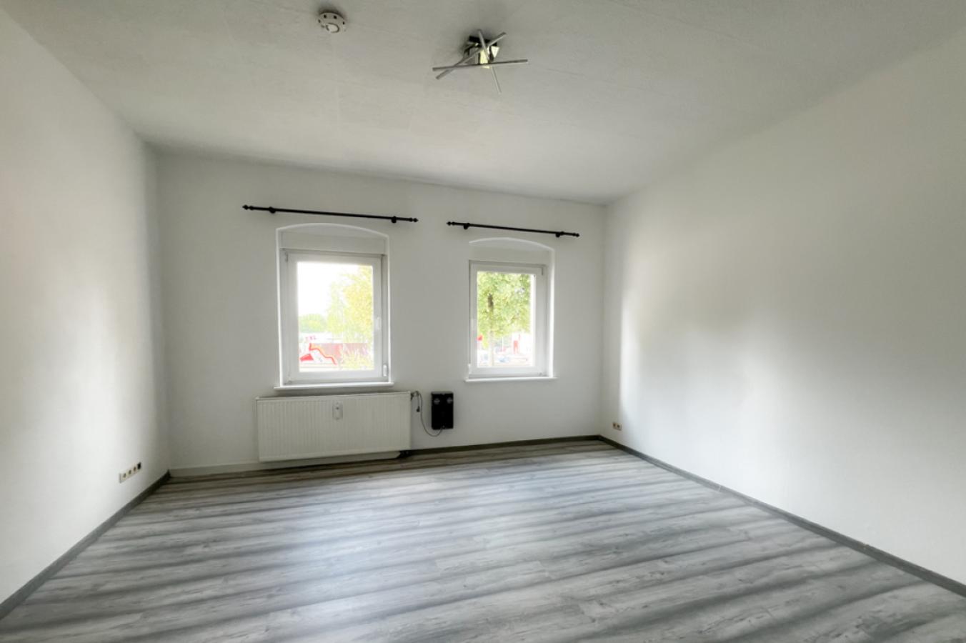 Wohnzimmer in bezugsbereiter EG Wohnung