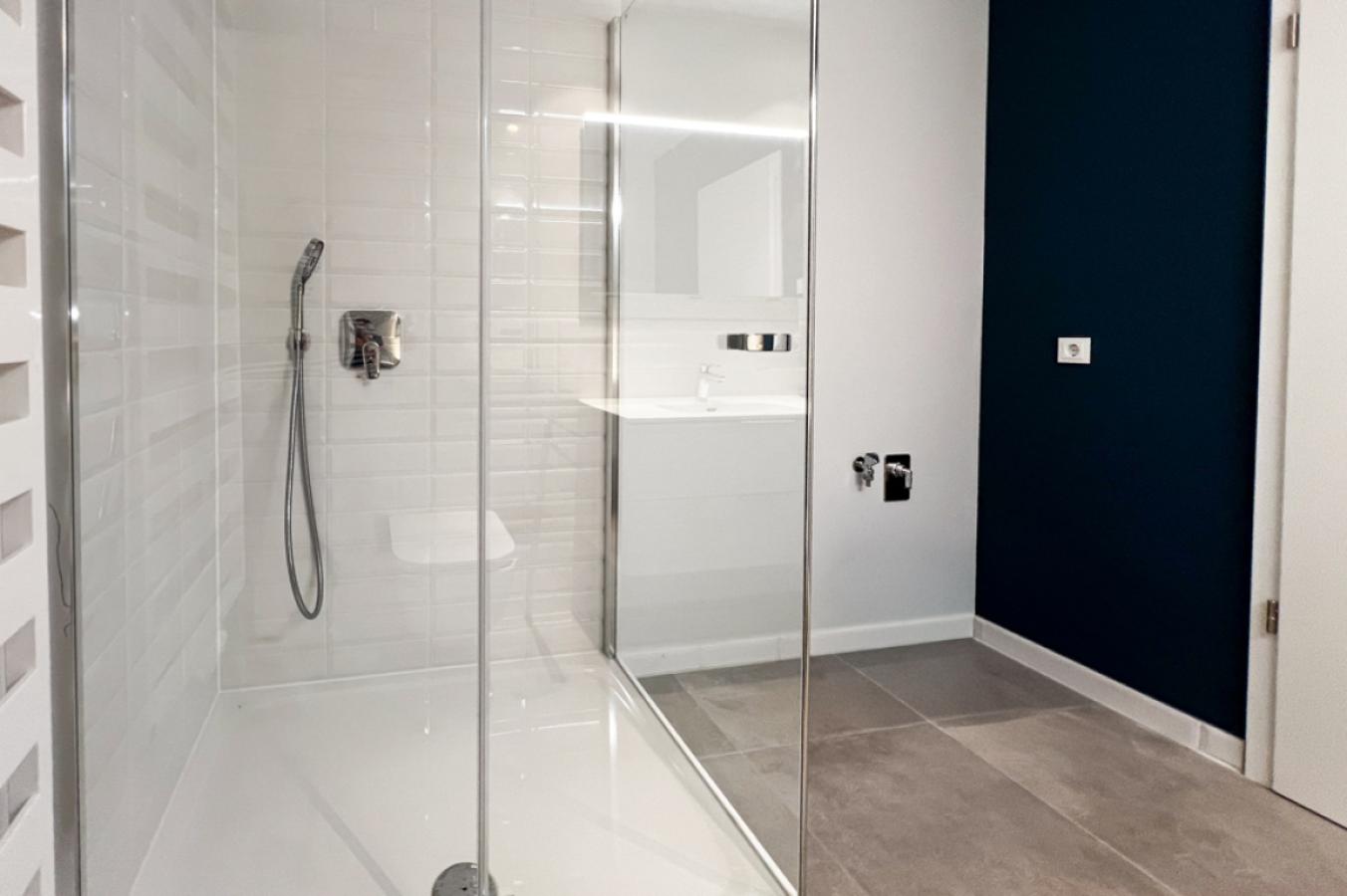 Extragroße bodentiefe Dusche