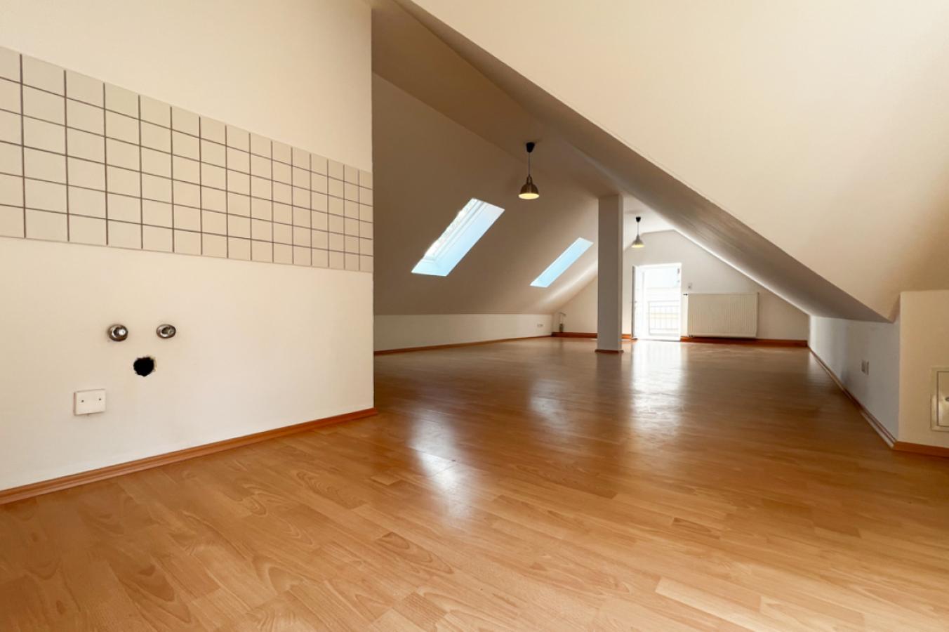 Blick vom Küchenbereich zum Hauptraum